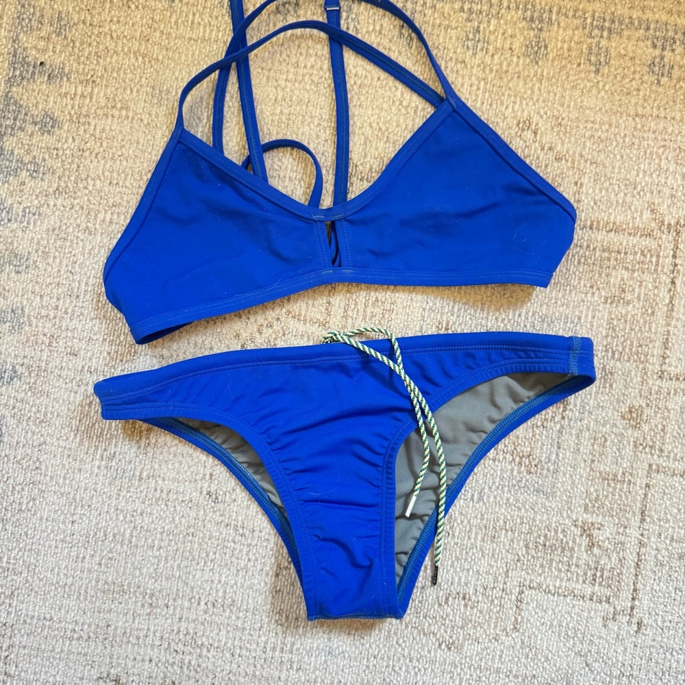 Jolyn Vent top & Brazil bottom